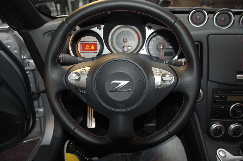Illustration for article titled 2010 Nissan 370Z Roadster Drops Top Live In New York